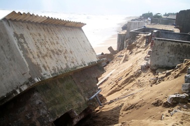 Sóng lớn cao 5m dội bờ, đe dọa hàng chục hộ dân