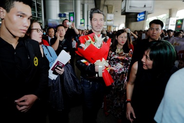 Michael Learns to Rock được fans vây kín tại sân bay Tân Sơn Nhất
