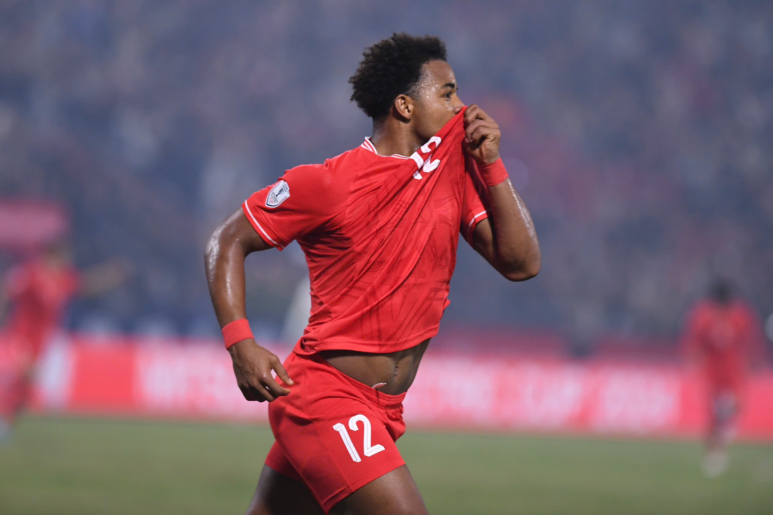 Η στιγμή που ο Σουάν Σον γιόρτασε την τιμή του στο Κύπελλο Νίκης του 2024 - 1 Khoảnh khắc Xuân Son ăn mừng được vinh danh ở Cúp Chiến thắng 2024 - 1