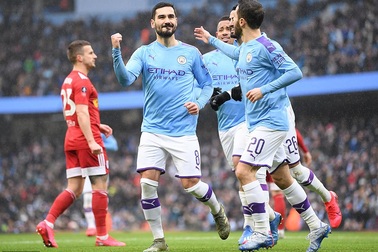 Man City thắng “4 sao”, Liverpool phải đá lại với đội hạng ba