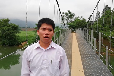 Ông Quách Thanh Tuấn - Phó chủ tịch UBND xã Chí Đạo bày tỏ niềm vui khi cây cầu được sửa chữa.