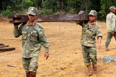 Hàng trăm bộ đội, dân quân đội mưa rét chuyển nhà cho người dân vùng sạt lở