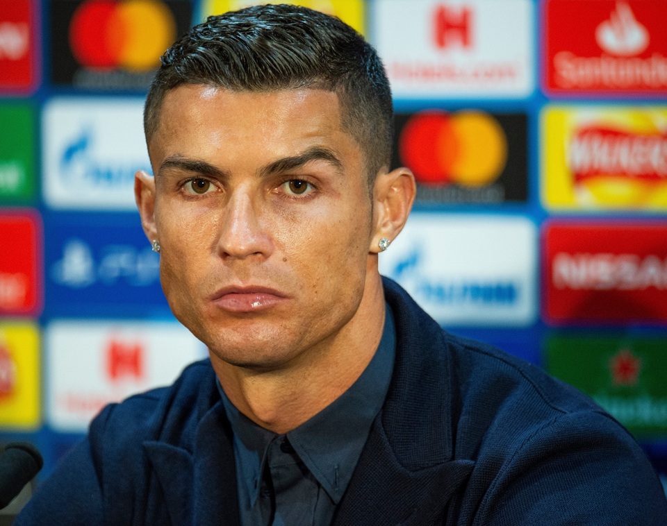 Những kiểu tóc lạ của C.Ronaldo khiến người hâm mộ nhớ mãi - 8 Những kiểu tóc lạ của C.Ronaldo khiến người hâm mộ nhớ mãi - 8