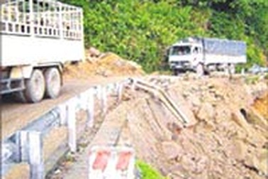 Nửa quả núi đổ xuống Quốc lộ 1A