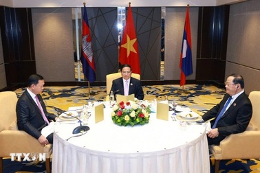 Ba Thủ tướng Việt Nam - Lào - Campuchia ăn sáng và làm việc