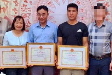 Khen thưởng 3 cá nhân cứu nữ sinh lớp 9 bị đuối nước dưới sông Lô