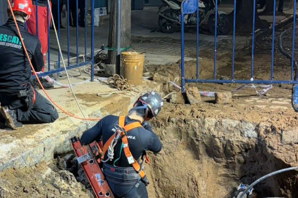 Từ thanh sắt nhô lên, phát hiện bí mật động trời dưới đất cạnh ngân hàng - 1 Từ thanh sắt nhô lên, phát hiện bí mật động trời dưới đất cạnh ngân hàng - 1