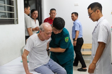 Hà Nội di dời trong đêm 160 người dân khỏi nhà tập thể cũ để tránh bão Yagi