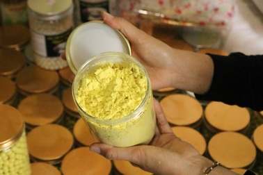 Nữ nông dân chặt cà phê, trồng nghệ, thu hàng trăm triệu mỗi năm