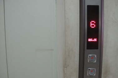 Thang máy từng gây chết người lại "trở chứng"