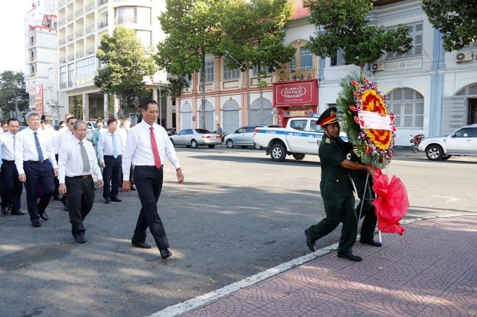 Lãnh đạo Huyện ủy, UBND Chợ Gạo đặt tràng hoa.