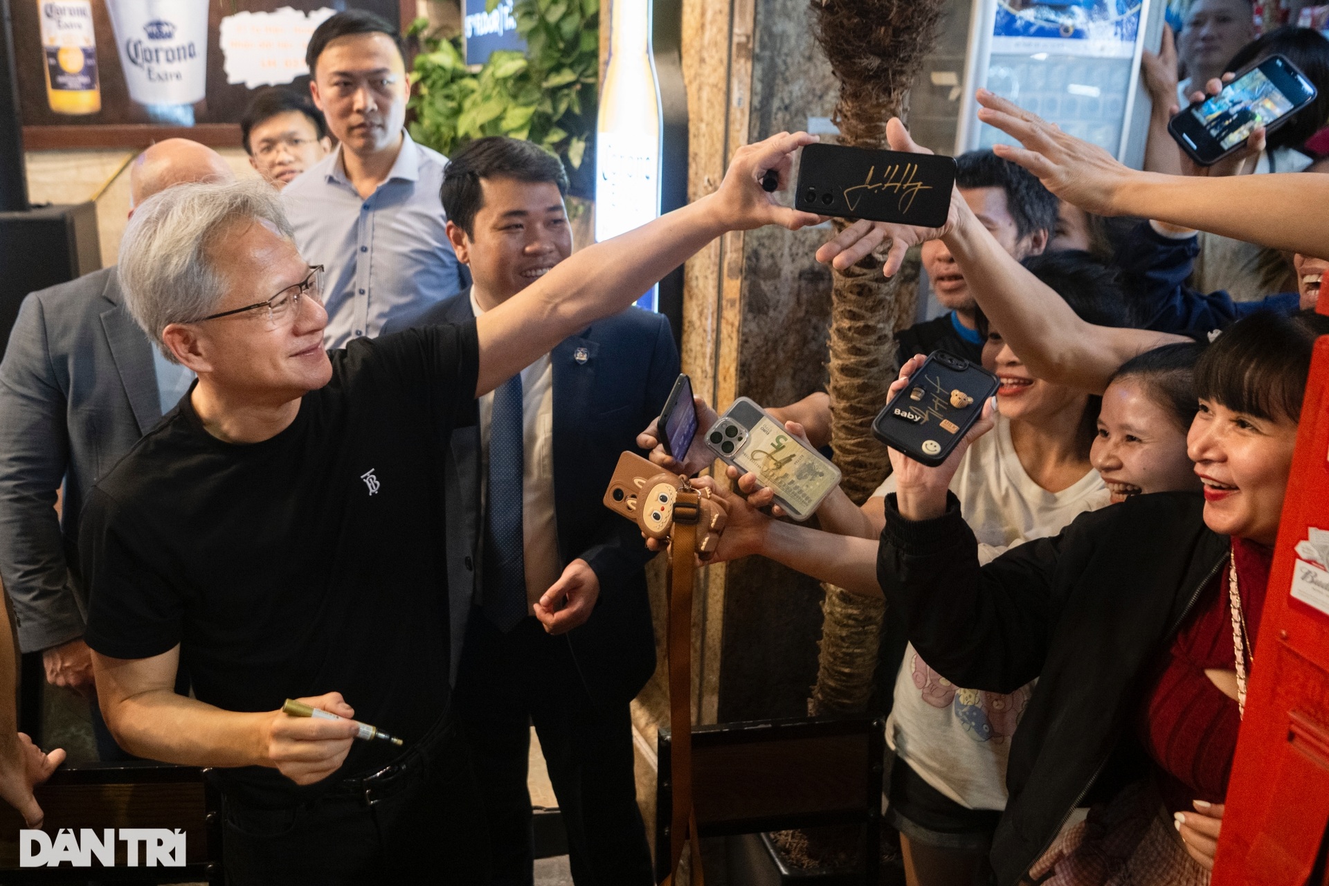 Thủ tướng Phạm Minh Chính và CEO Nvidia thưởng thức bia phố cổ Hà Nội - 6 Thủ tướng Phạm Minh Chính và CEO Nvidia thưởng thức bia phố cổ Hà Nội - 6