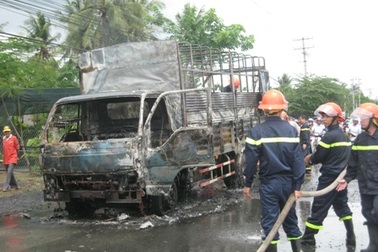 Xe tải chở bật lửa gas cháy nổ lớn trên quốc lộ