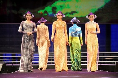 Ấn tượng với bộ sưu tập áo dài và dạ hội trong “Duyên dáng Việt Nam 27”