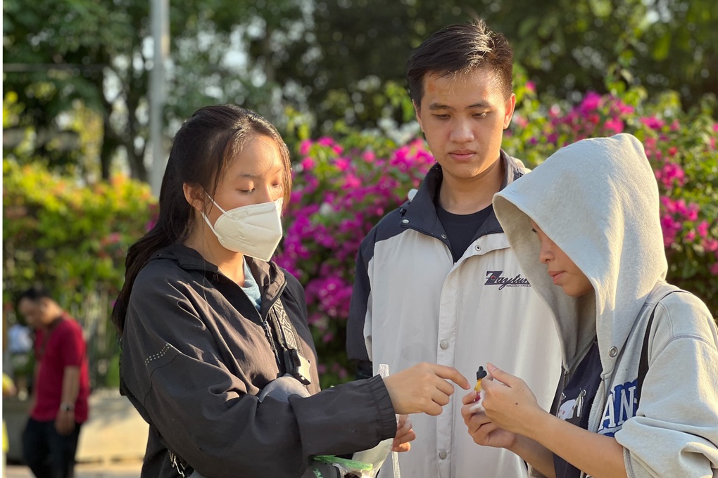 Nín thở canh bắt mèo hoang ở công viên TPHCM về triệt sản - 4 Nín thở canh bắt mèo hoang ở công viên TPHCM về triệt sản - 4