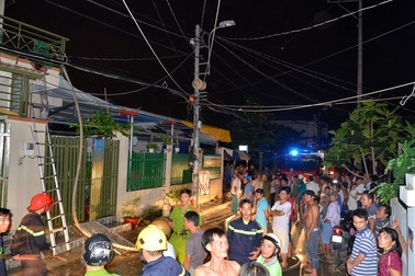 Cháy nhà trong đêm, 2 mẹ con dìu nhau tháo chạy