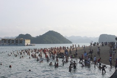 Nắng nóng gay gắt, người dân lại đổ xô đi biển "giải nhiệt"