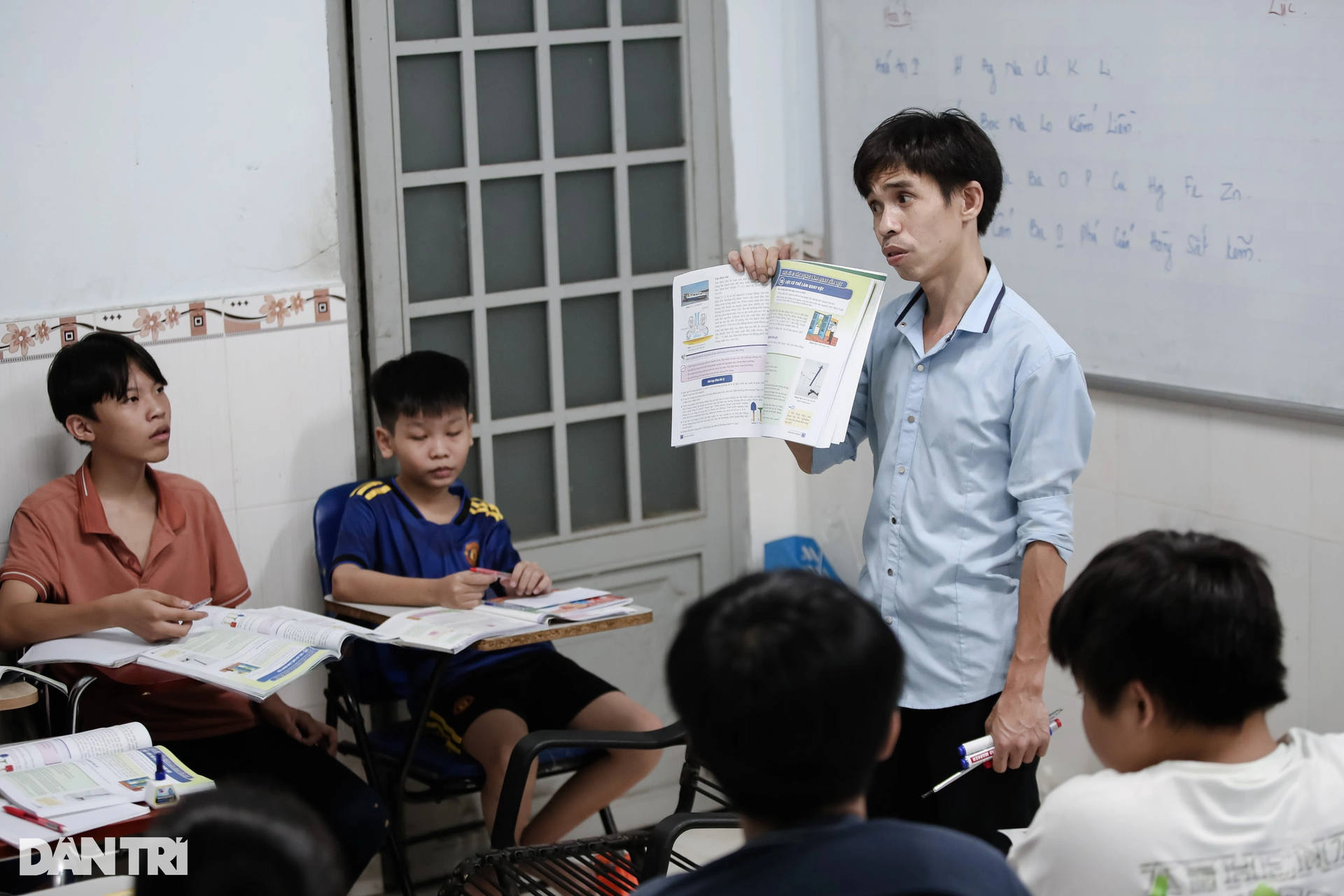 Thầy giáo công nhân bán gà, vịt mua sách vở cho học sinh nghèo - 6 Thầy giáo công nhân bán gà, vịt mua sách vở cho học sinh nghèo - 6