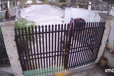 Camera ghi cảnh nhóm người lạ "khủng bố" nhà dân bằng gạch đá và chất bẩn