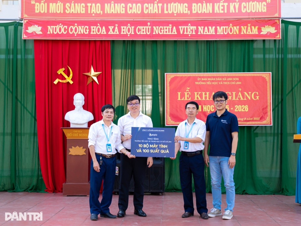 Trao 20 máy tính, 200 suất quà tới học sinh miền núi Thanh Hóa và Đà Nẵng - 5 Trao 20 máy tính, 200 suất quà tới học sinh miền núi Thanh Hóa và Đà Nẵng - 5