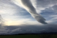 Đám mây kỳ lạ như “cánh tay người khổng lồ” vươn xuống trái đất