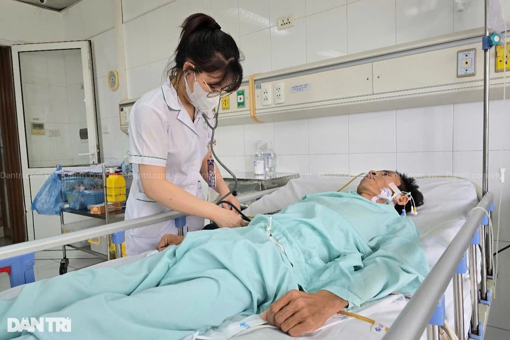 Người bố 3 con suy kiệt sau 4 lần mổ, bác sĩ kêu gọi cộng đồng cứu giúp - 1 Người bố 3 con suy kiệt sau 4 lần mổ, bác sĩ kêu gọi cộng đồng cứu giúp - 1