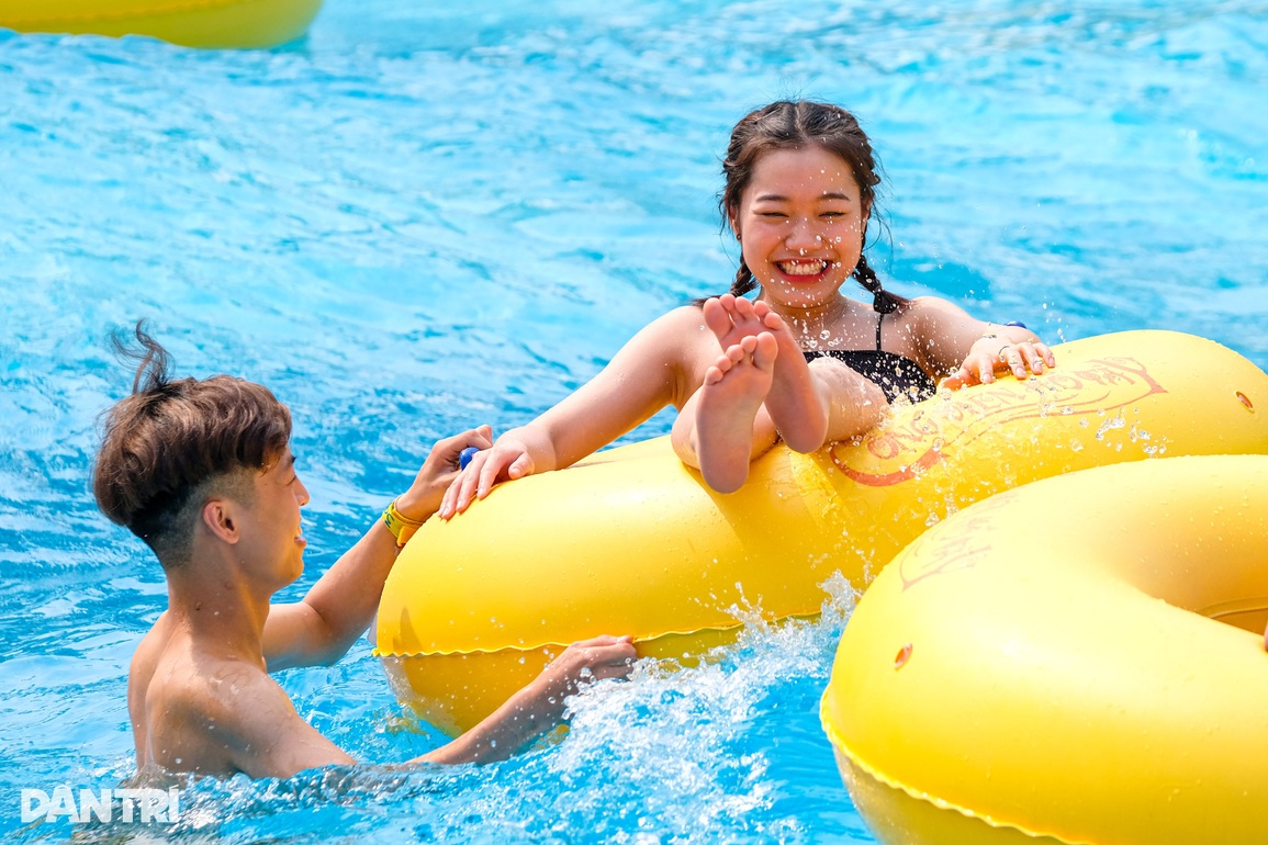 Người Hà Nội đổ xô tới công viên nước giải nhiệt cơn nóng bức đầu hè - 7 Người Hà Nội đổ xô tới công viên nước giải nhiệt cơn nóng bức đầu hè - 7