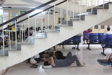 Muôn kiểu “trốn” nắng nóng trong bệnh viện