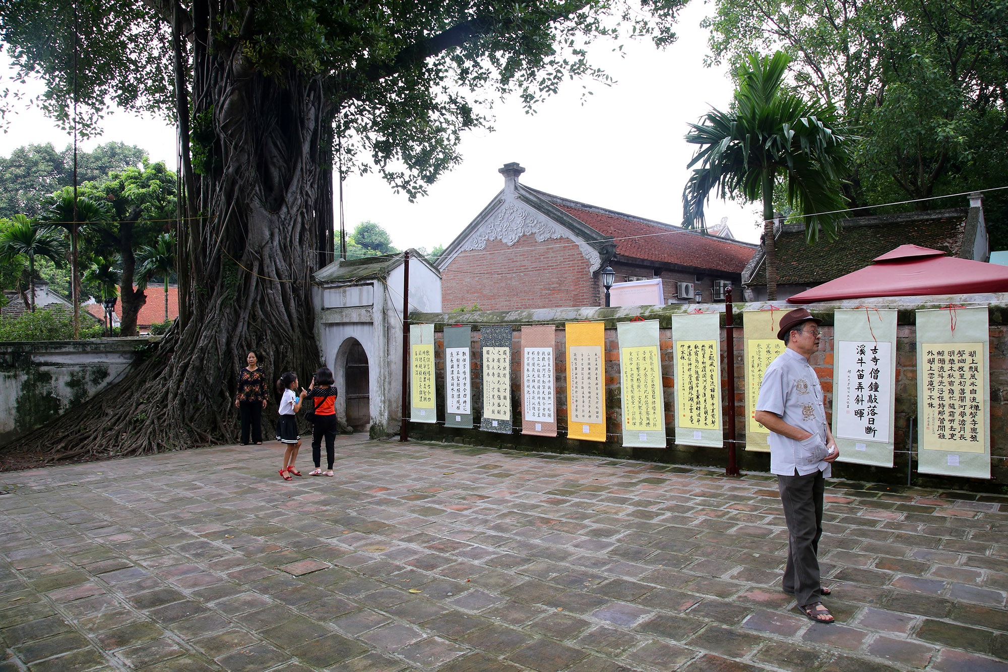 12 thư pháp gia dùng bút khổng lồ viết bức thư pháp dài 12 mét - 5 12 thư pháp gia dùng bút khổng lồ viết bức thư pháp dài 12 mét - 5