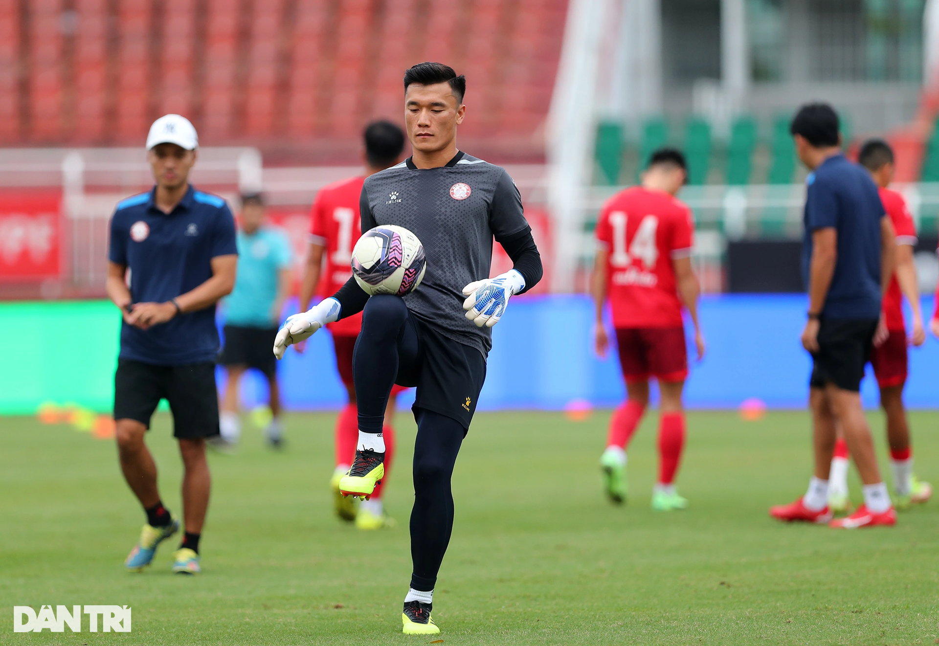 Lee Nguyễn bị đồng đội phạt chống đẩy trong buổi tập ở CLB TPHCM - 12 Lee Nguyễn bị đồng đội phạt chống đẩy trong buổi tập ở CLB TPHCM - 12