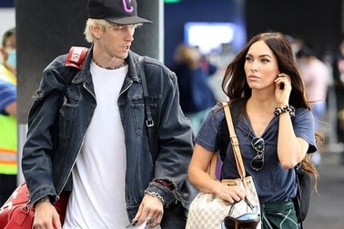 Megan Fox ôm chặt bồ trẻ tại sân bay