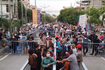 Nghìn người đổ xô "săn" vé xem bán kết bóng đá nữ Việt Nam - Myanmar