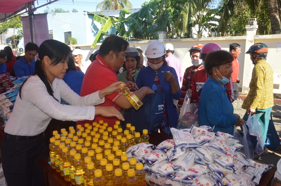 Phiên chợ nhân đạo cho người có hoàn cảnh khó khăn ở Cù Lao Dung - 2 Phiên chợ nhân đạo cho người có hoàn cảnh khó khăn ở Cù Lao Dung - 2