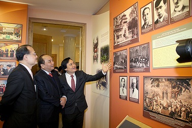 Hình ảnh về tân Bộ trưởng Bộ Giáo dục & Đào tạo Phùng Xuân Nhạ