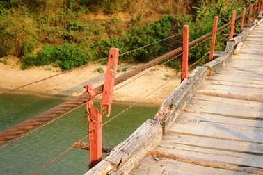 Hàng chục cầu treo xuống cấp nghiêm trọng