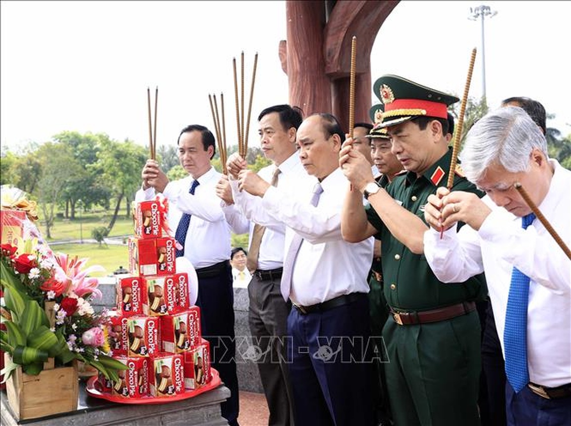 Chủ tịch nước dâng hương các Anh hùng liệt sĩ tại Thành cổ Quảng Trị - 1 Chủ tịch nước dâng hương các Anh hùng liệt sĩ tại Thành cổ Quảng Trị - 1