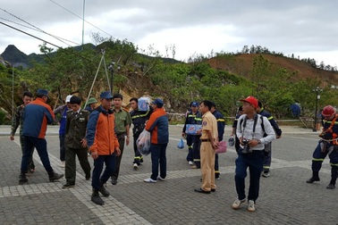 Dùng ống nhòm từ cáp treo tìm du khách người Anh mất tích tại Sa Pa