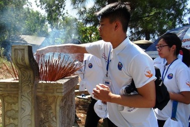 Quảng Bình: Sinh viên kiều bào viếng mộ Đại tướng Võ Nguyên Giáp