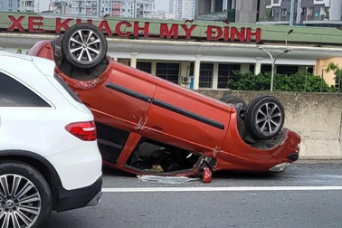 Ô tô "phơi bụng" ở đường trên cao sau cú đâm va với xe tải