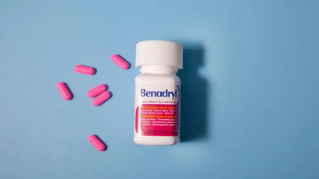 Benadryl là thuốc chống dị ứng, có thể gây nên các vấn đề về tim, co giật, hôn mê hoặc thậm chí tử vong nếu sử dụng quá liều (Ảnh: Shutterstock). Benadryl là thuốc chống dị ứng, có thể gây nên các vấn đề về tim, co giật, hôn mê hoặc thậm chí tử vong nếu sử dụng quá liều (Ảnh: Shutterstock).