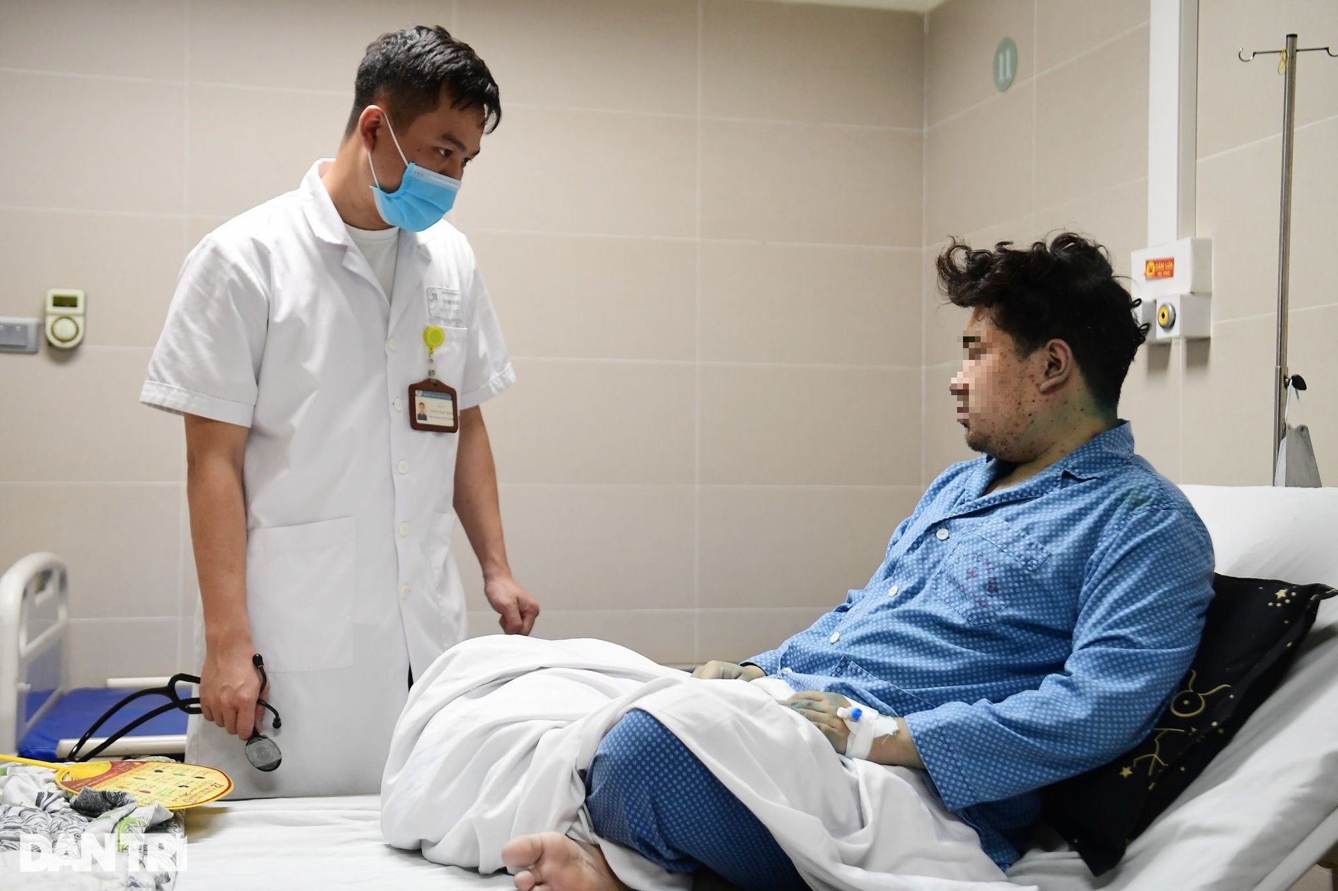 Hà Nội: Nhiều người nổi mụn nước chi chít phải nhập viện vì dịch bất thường - 2 Hà Nội: Nhiều người nổi mụn nước chi chít phải nhập viện vì dịch bất thường - 2