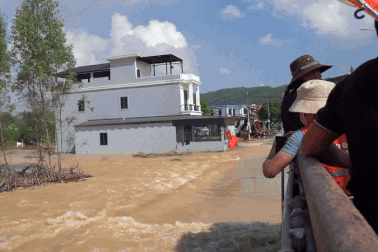 Tình cảnh ngặt nghèo của những người dân 6 ngày bị cô lập ở rốn lũ