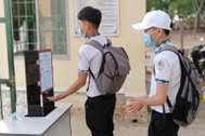 Thầy trò trường THPT sáng chế máy rửa tay sát khuẩn tự động có loa nhắc nhở
