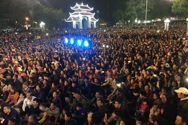 Biển người chen chân đổ về trung tâm đồi Lim nghe quan họ