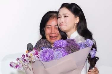 Nhạc sĩ Nguyễn Văn Chung hé lộ Hòa Minzy khóc liên tục trong phòng thu