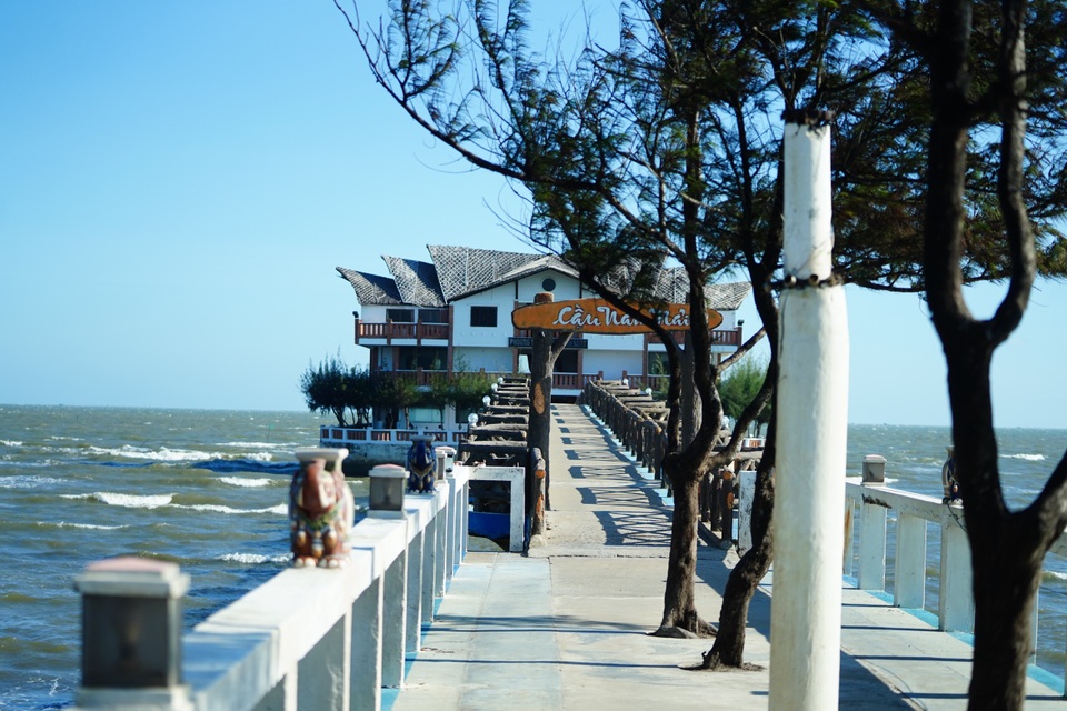 Cận cảnh resort thơ mộng giữa biển dùng cách ly người về từ vùng dịch - 1 Cận cảnh resort thơ mộng giữa biển dùng cách ly người về từ vùng dịch - 1