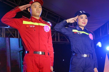 Sinh viên ĐH Phòng cháy chữa cháy sải bước catwalk trong trang phục ngành