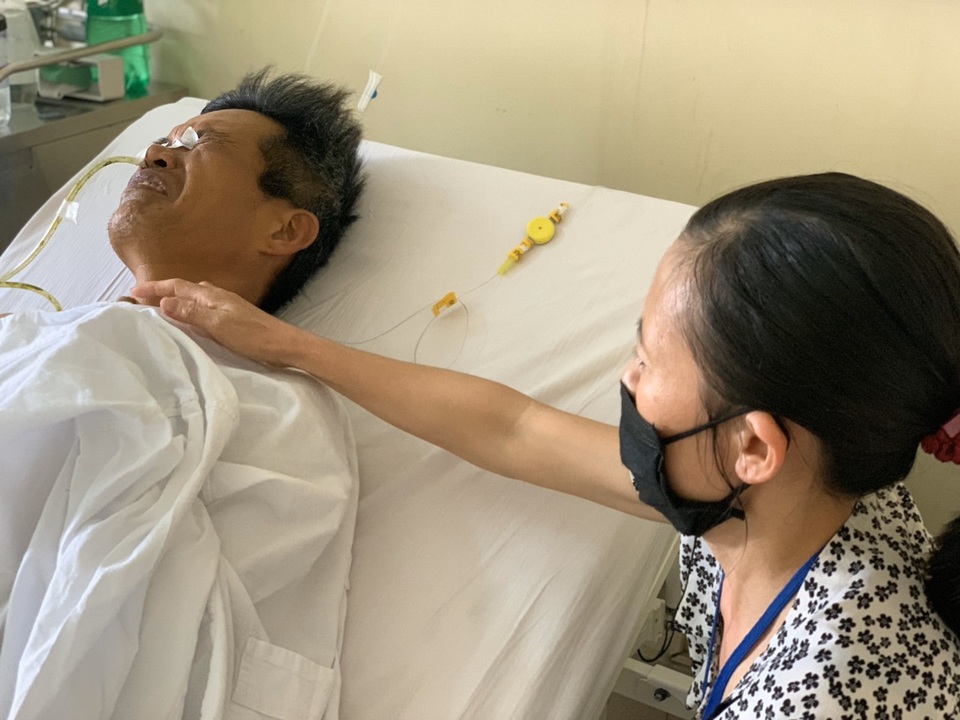 Xót xa cảnh người vợ khóc cạn nước mắt vì chồng, con ung thư - 3 Xót xa cảnh người vợ khóc cạn nước mắt vì chồng, con ung thư - 3