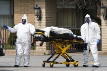 Mỹ: 37.000 người chết vì Covid-19, Tổng thống và thống đốc "khẩu chiến"