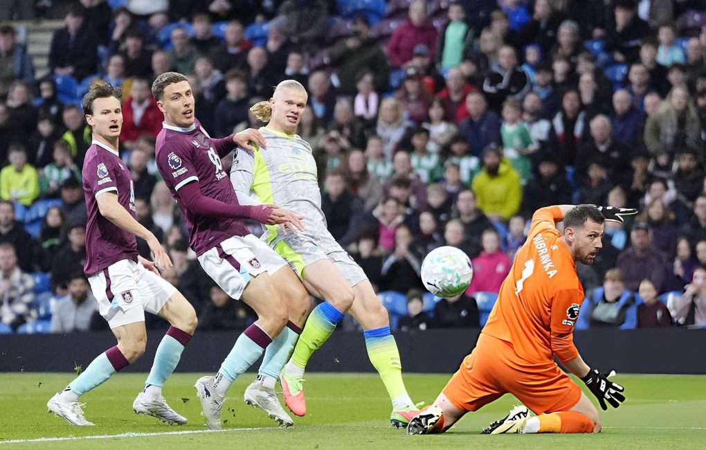 Haaland tỏa sáng, Man City vượt Arsenal chiếm ngôi đầu - 2